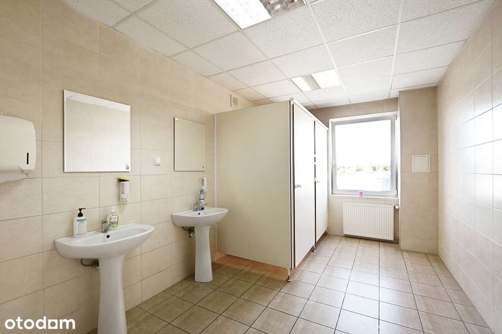 Niezależny budynek biurowy z parkingiem.-6