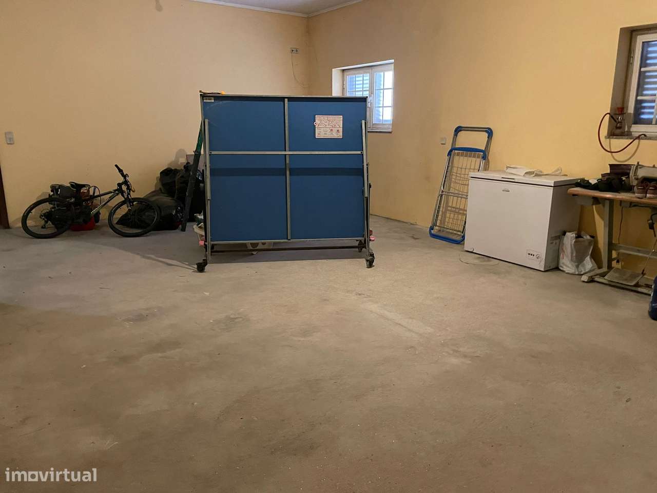 Moradia de 4 frentes com painéis solares, T4, piscina, cave e jardim-22