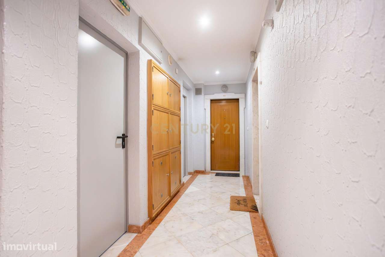 Apartamento T2 na Ribeirada com Garagem e Arrecadação-12