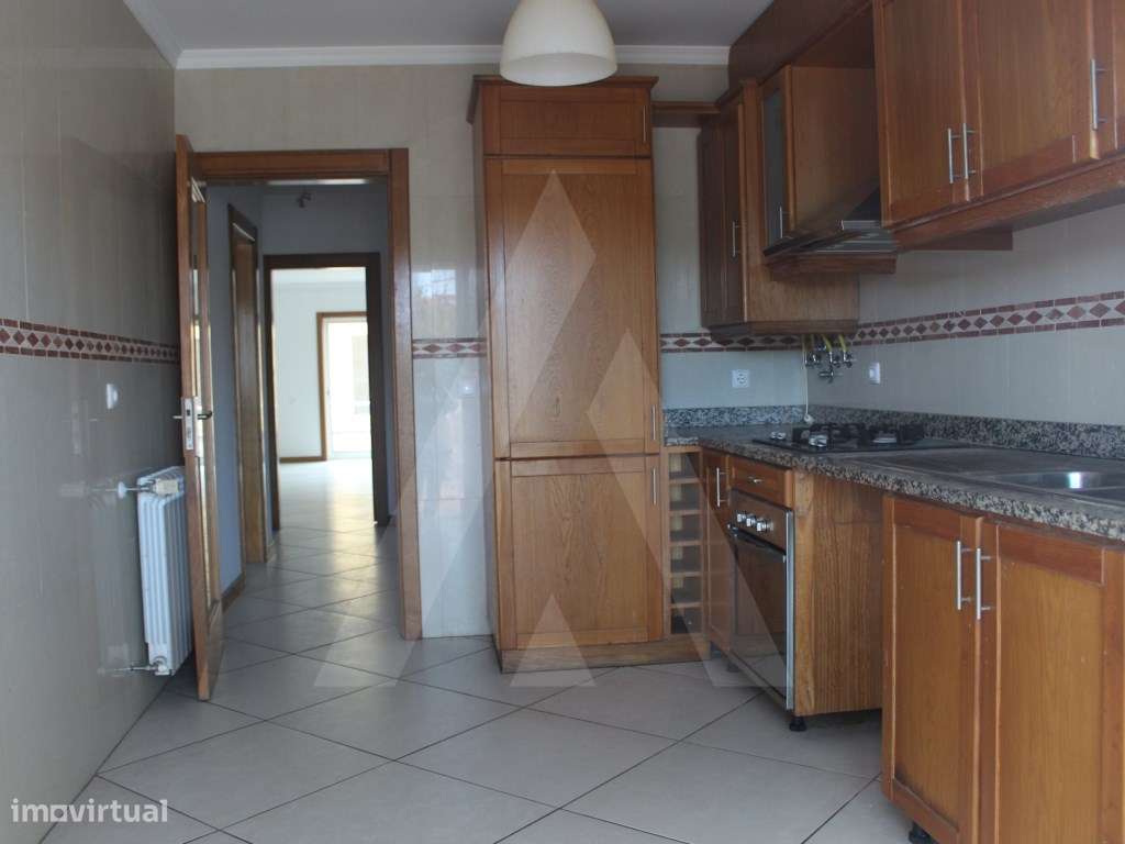 Moradia T4 com garagem e terreno, junto à Navigator - Grande imagem: 3/45