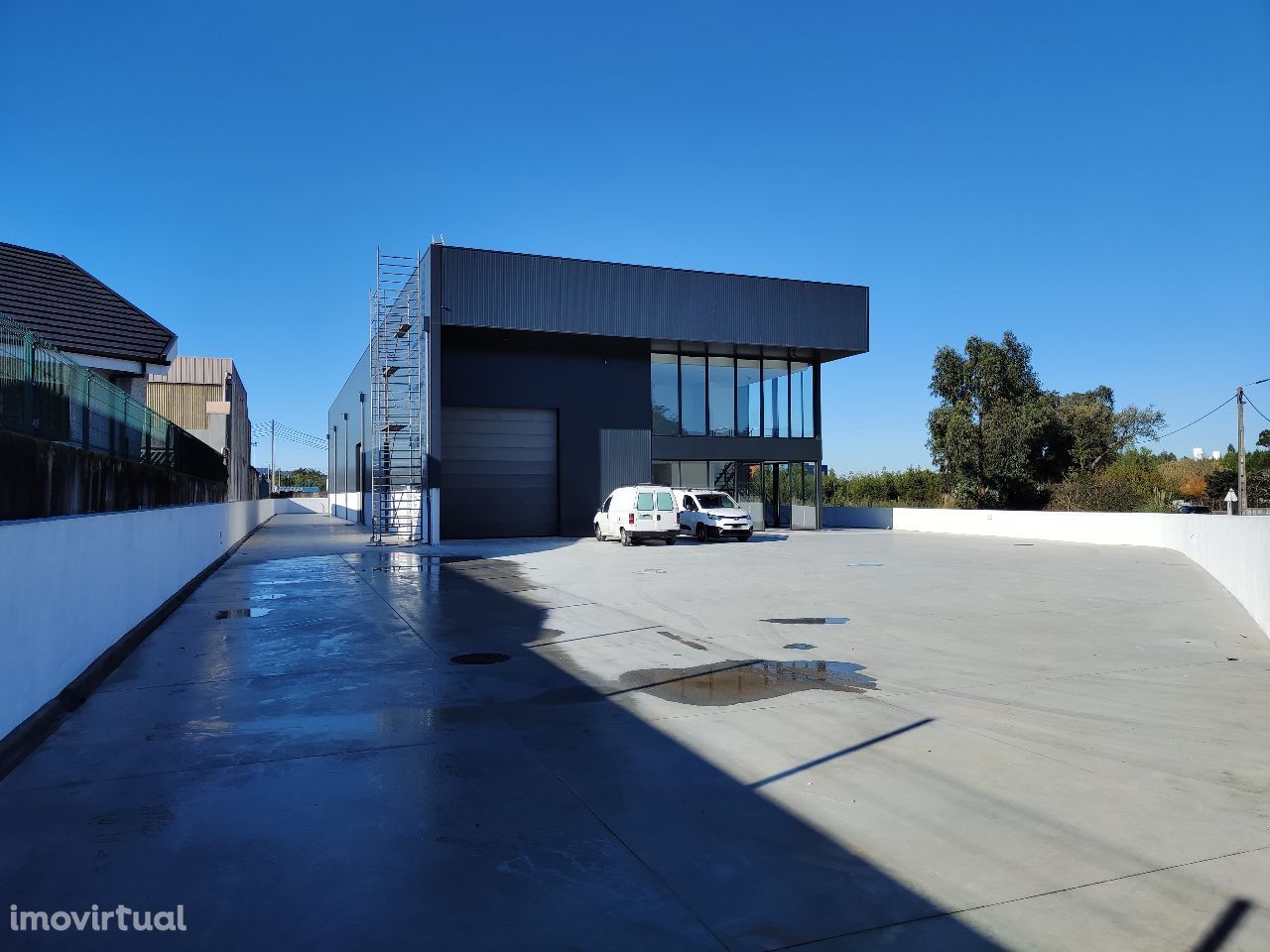 Armazém de qualidade c/ 1040m2 de implantação, Zona Industrial Avintes