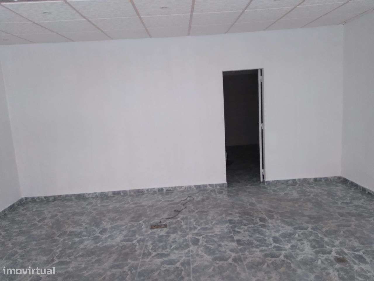 Loja Remodelada na Baixa da Banheira MUITO BEM SITUADA - Grande imagem: 4/6