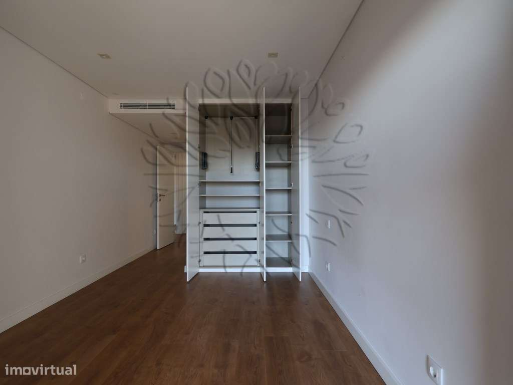 Apartamento T3 usado como novo em Vale Salgueiro, Montijo. Com 196 ...-47