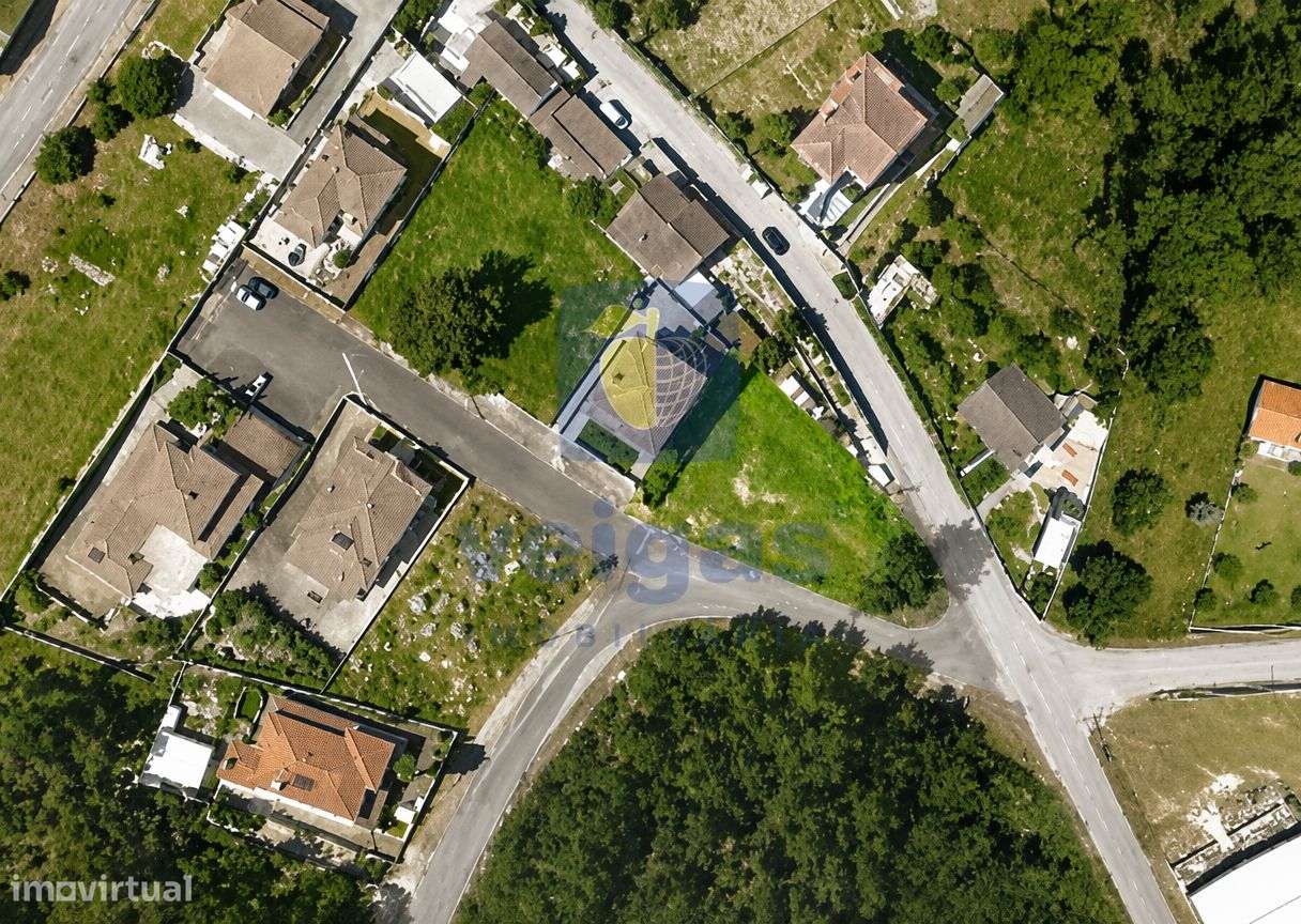 Lote com 620 m² para moradia de 2 pisos e cave com 425m² em Pousos, Le-7