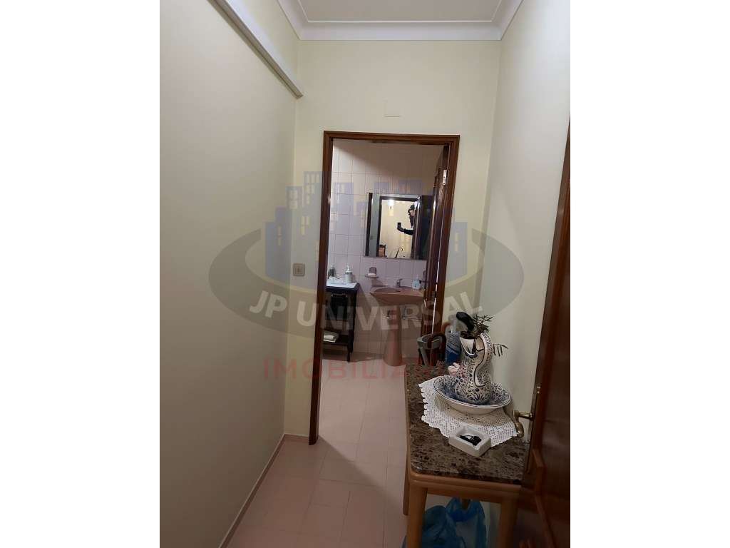 Vende-se Apartamento T3 junto à Avenida Marquês de Pombal-5