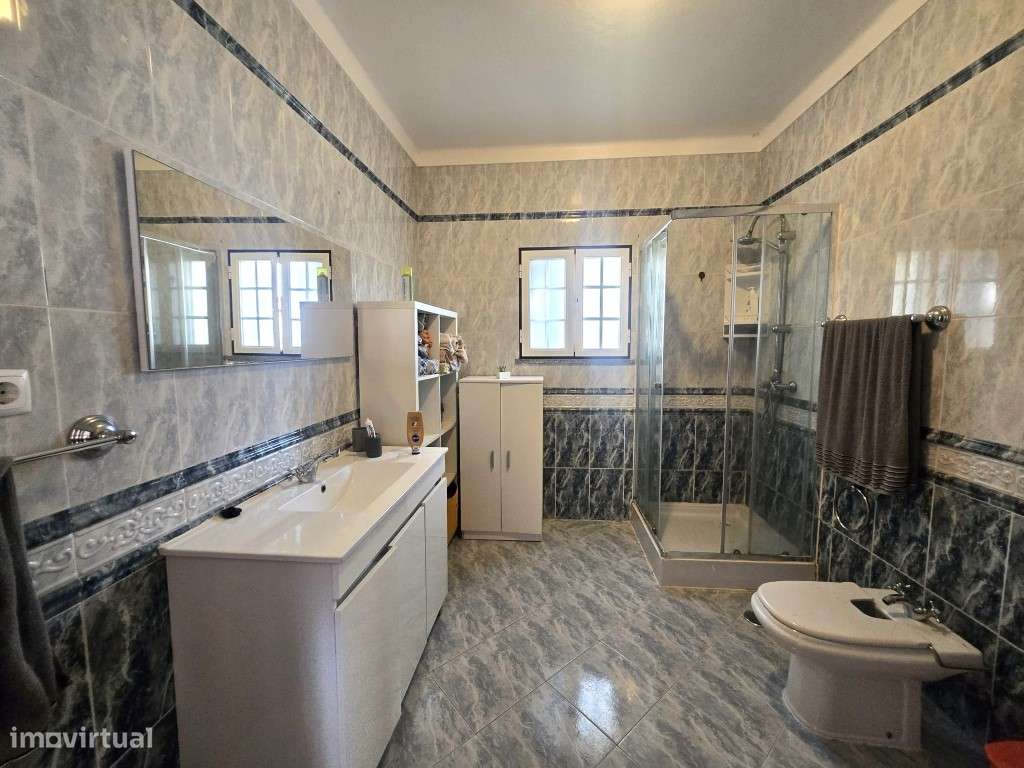 Moradia Isolada, T5, com garagem, na Vila de Redondo-9