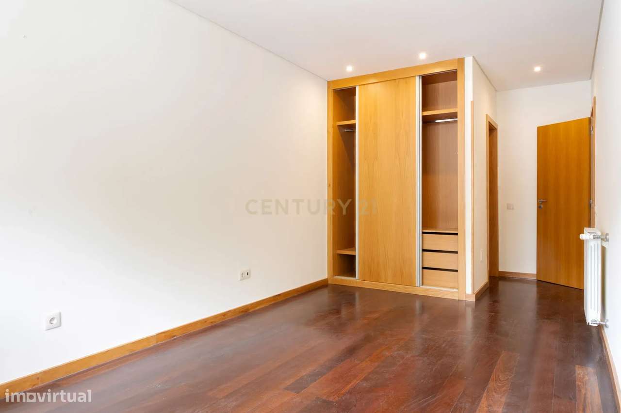Apartamento T3 com varanda e estacionamento - Rua Duque de Terceira-22