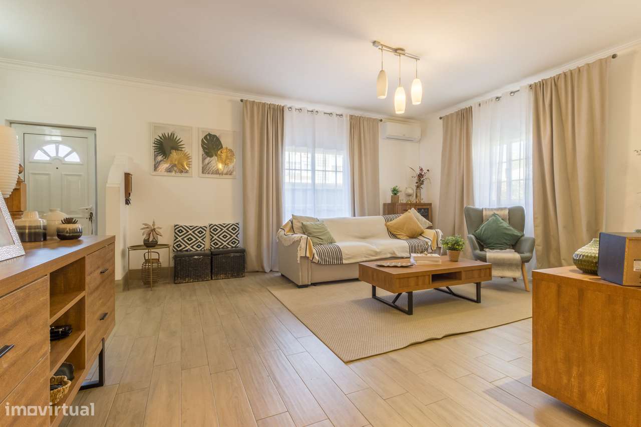 Moradia geminada T3 na Quinta do Conde com piscina, garagem e jardim-6