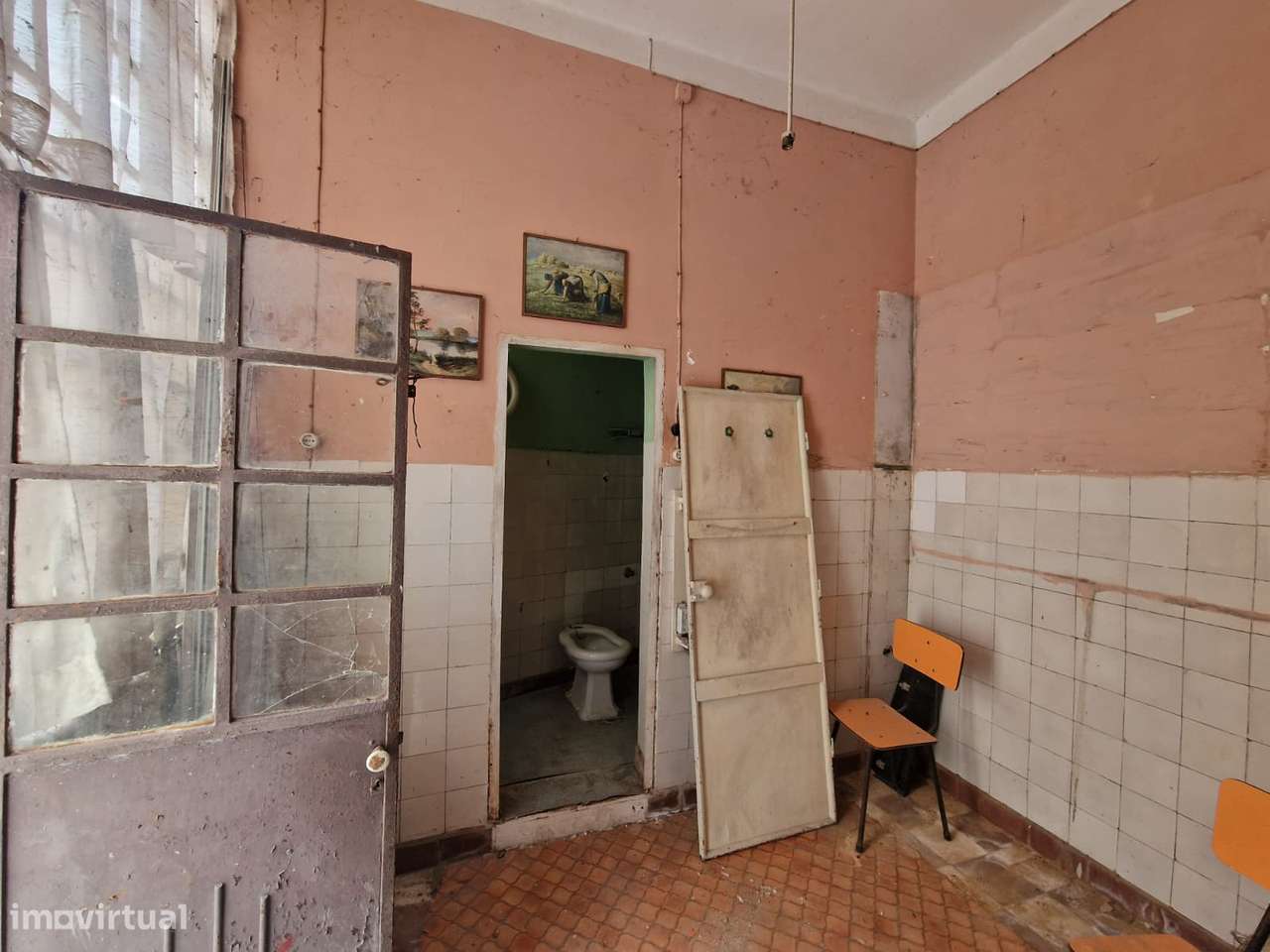 Moradia de dois pisos para remodelar - centro da Amadora-22
