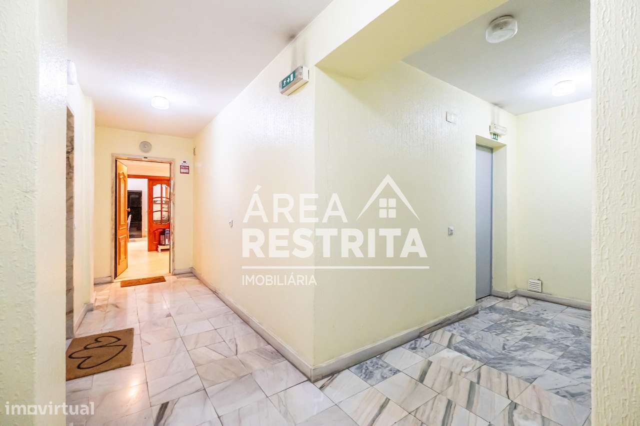 Apartamento T3 com parqueamento e elevador nos Fidalguinhos, Barreiro-37