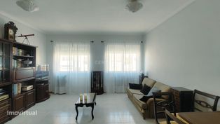 Apartamento T2,  espaçoso no coração da Venteira !!!