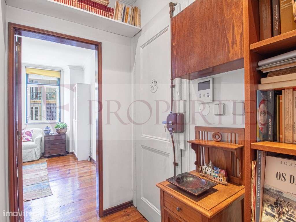 Apartamento T3 com charme lisboeta junto ao Marquês de Pombal-17