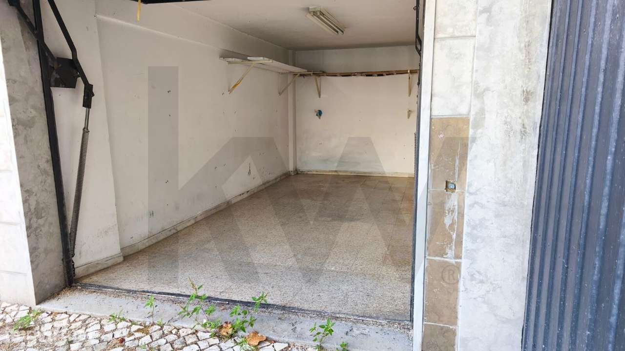 Garagem Box com saída para o exterior e casa de banho - Lourel - Grande imagem: 4/14