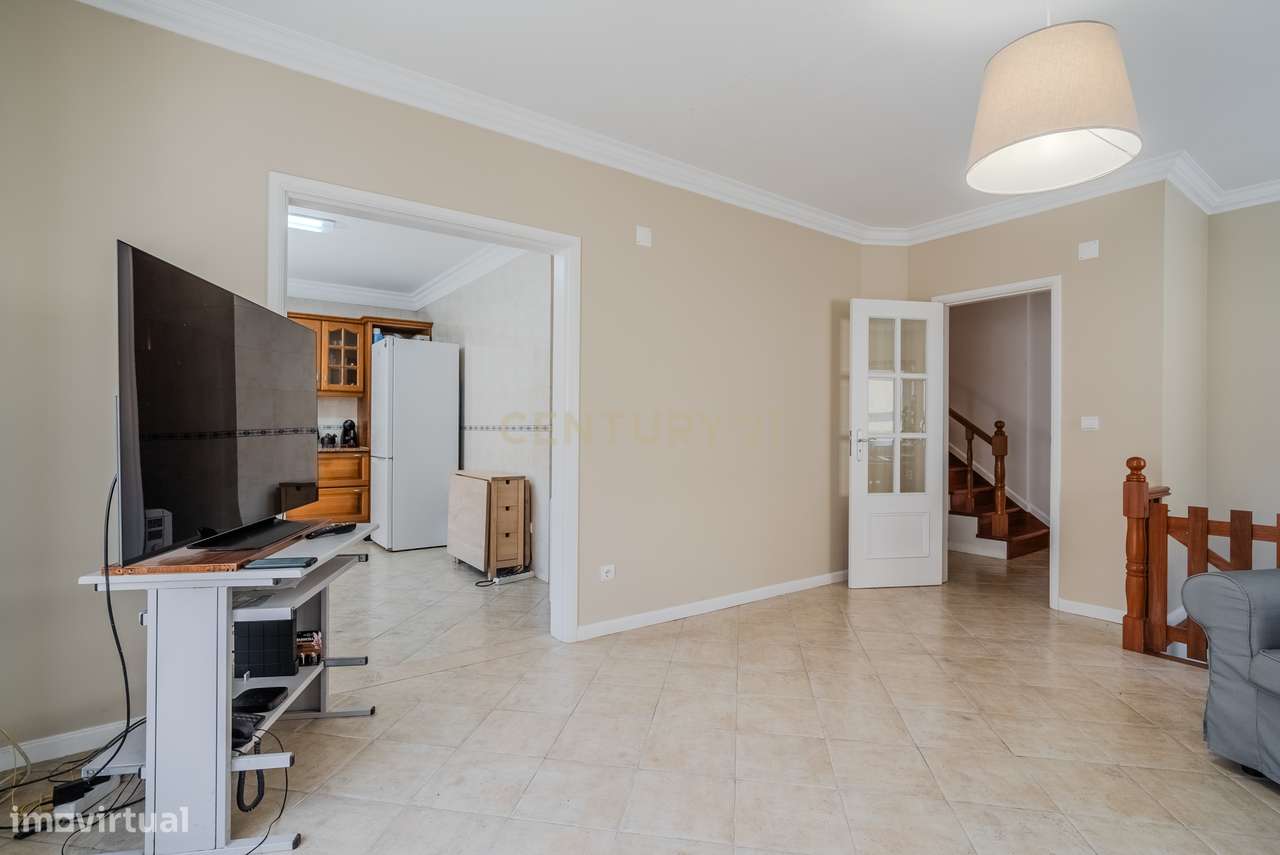 Moradia Geminada de 3 Pisos no Seixal – Vista Mar e a 5 Minutos da Pra - Grande imagem: 4/60