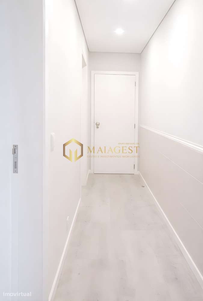 Andar de Moradia T2 Mobilado com Pátio junto ao Metro de Custió - Grande imagem: 2/11