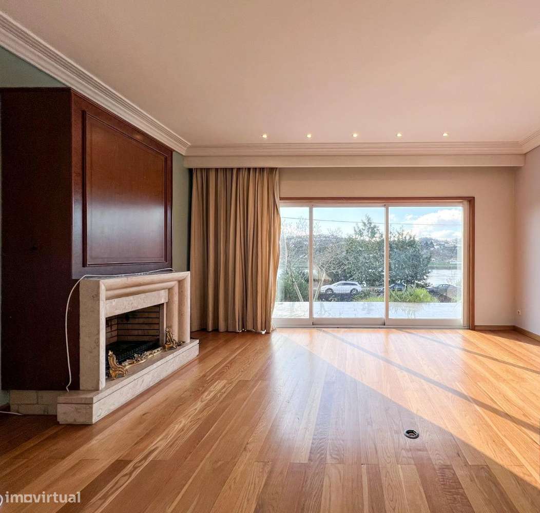 Moradia T4 à venda na Marginal-8