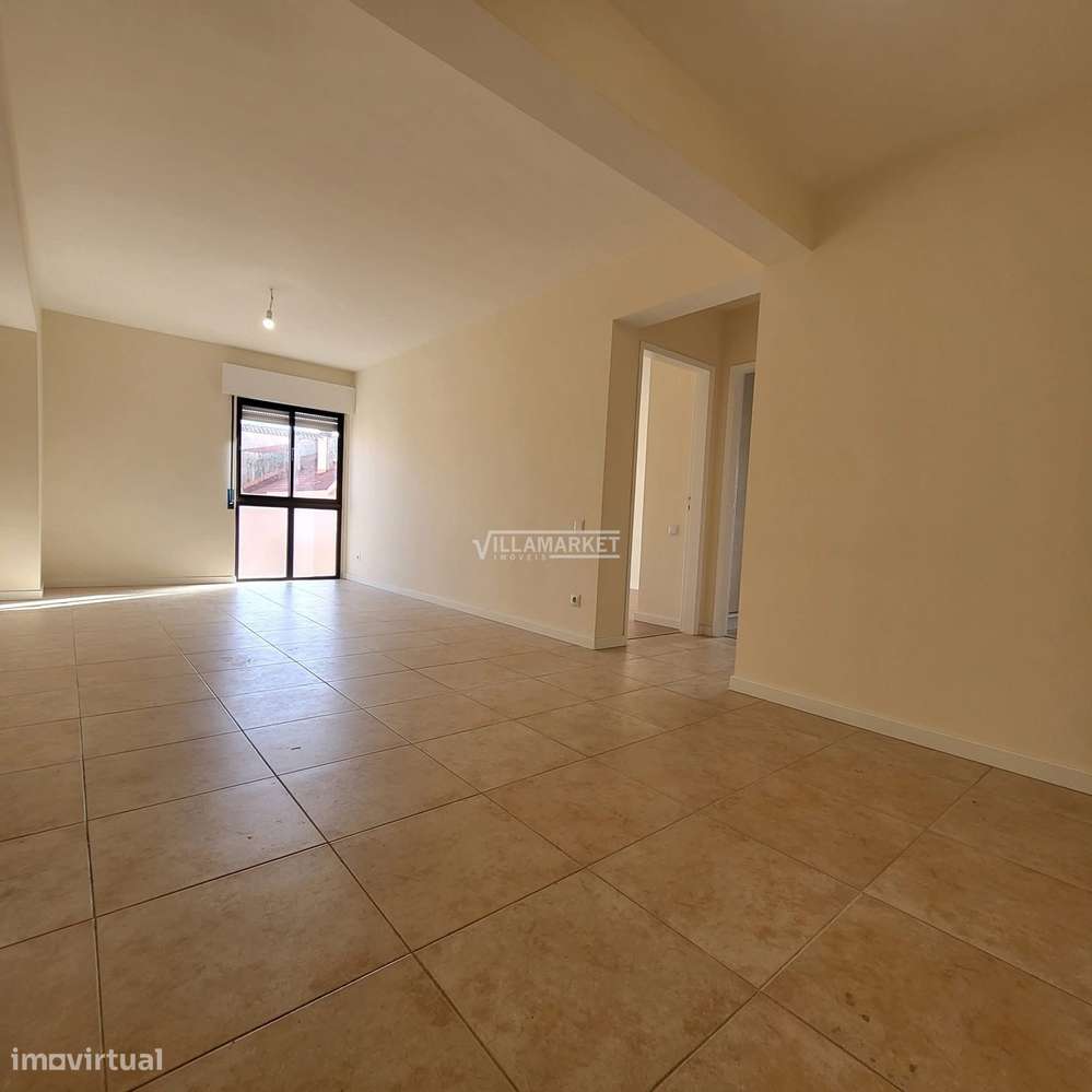 Apartamento T2 renovado com 80 m2 inserido no 9º andar de um edifício - Grande imagem: 4/11