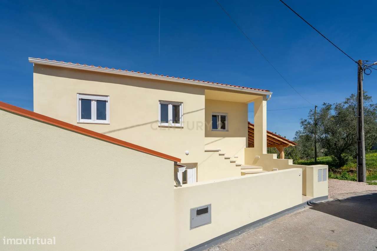 Moradia T3 de dois pisos com terreno totalmente renovada a cinco minut-57