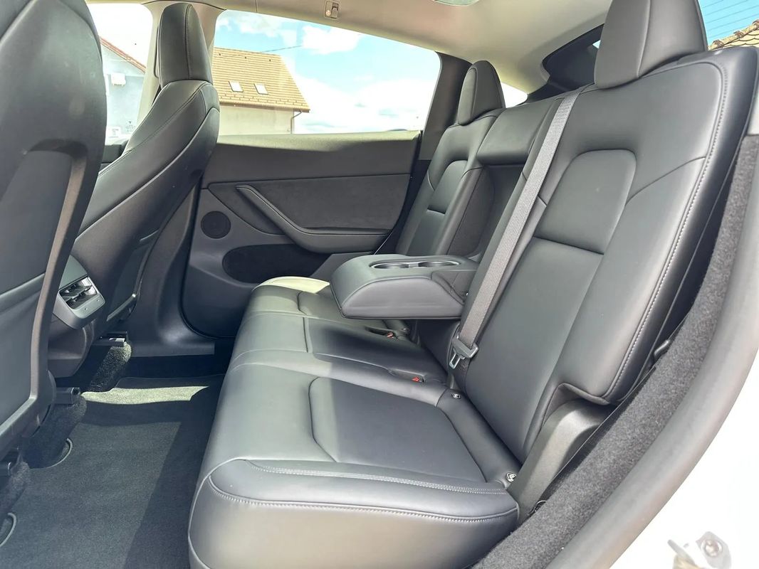 Tesla Model Y Long Range Dual Motor AWD - 37