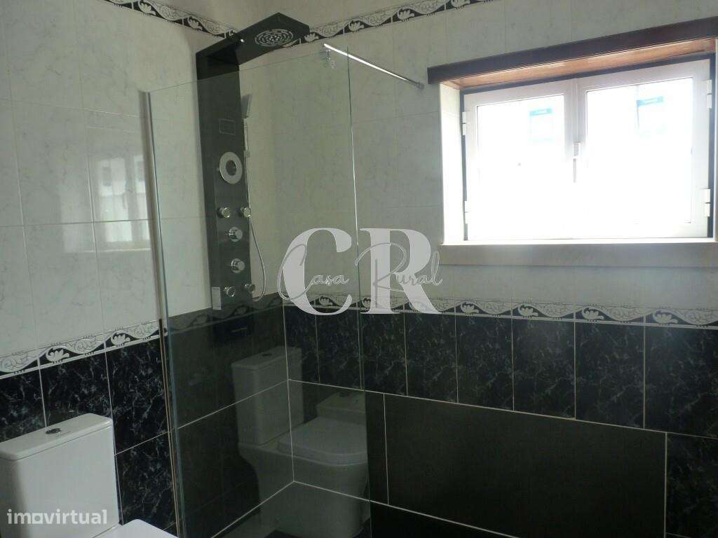 Fantástica moradia T3 com garagem e terreno generoso em Vila Facaia –-32