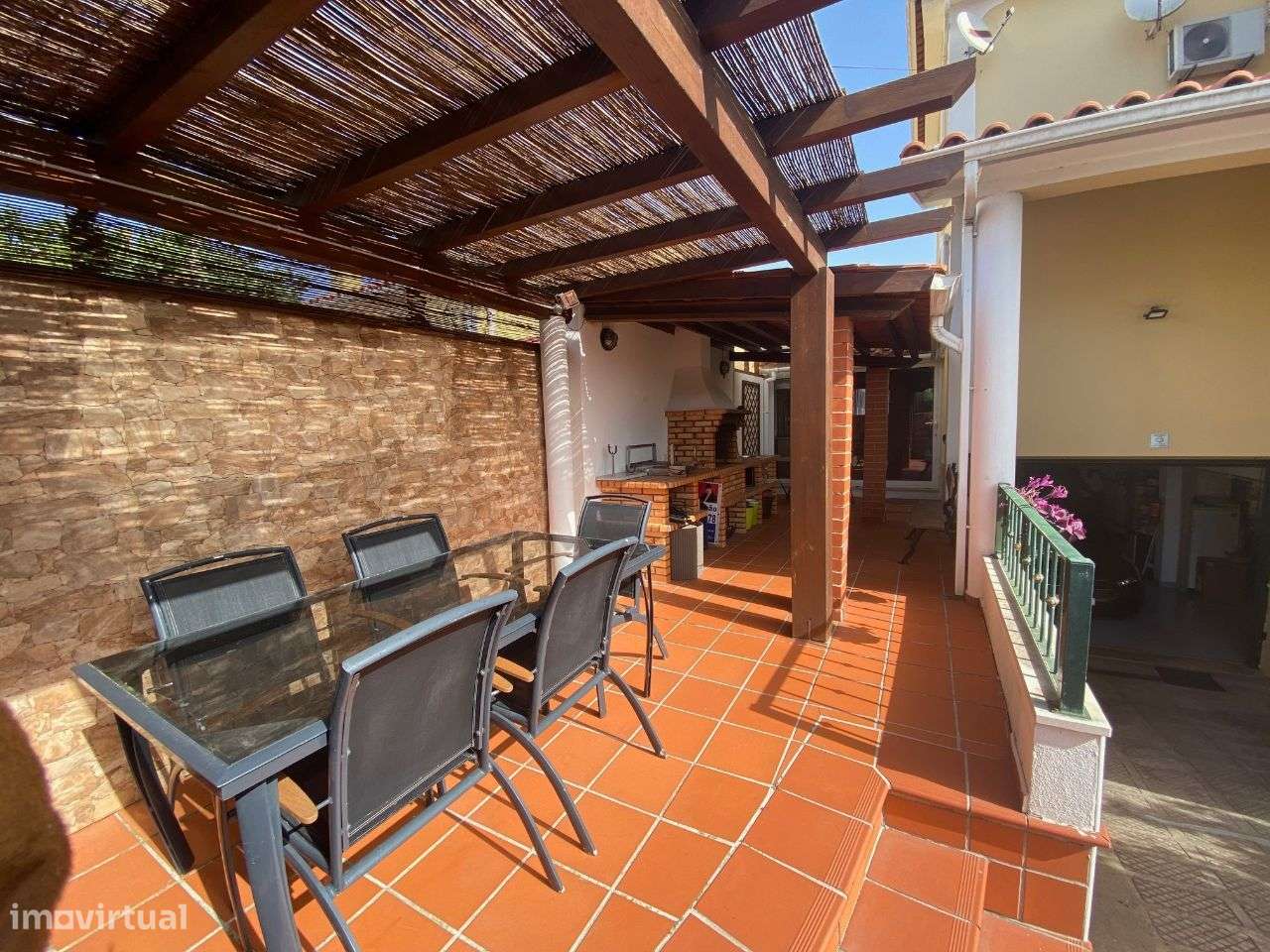 Moradia T4 com grande garagem e jardim - perto da praia-17