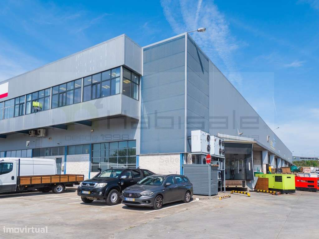 Armazém de dois pisos, escritórios no primeiro andar e armazém no p... - Grande imagem: 2/57