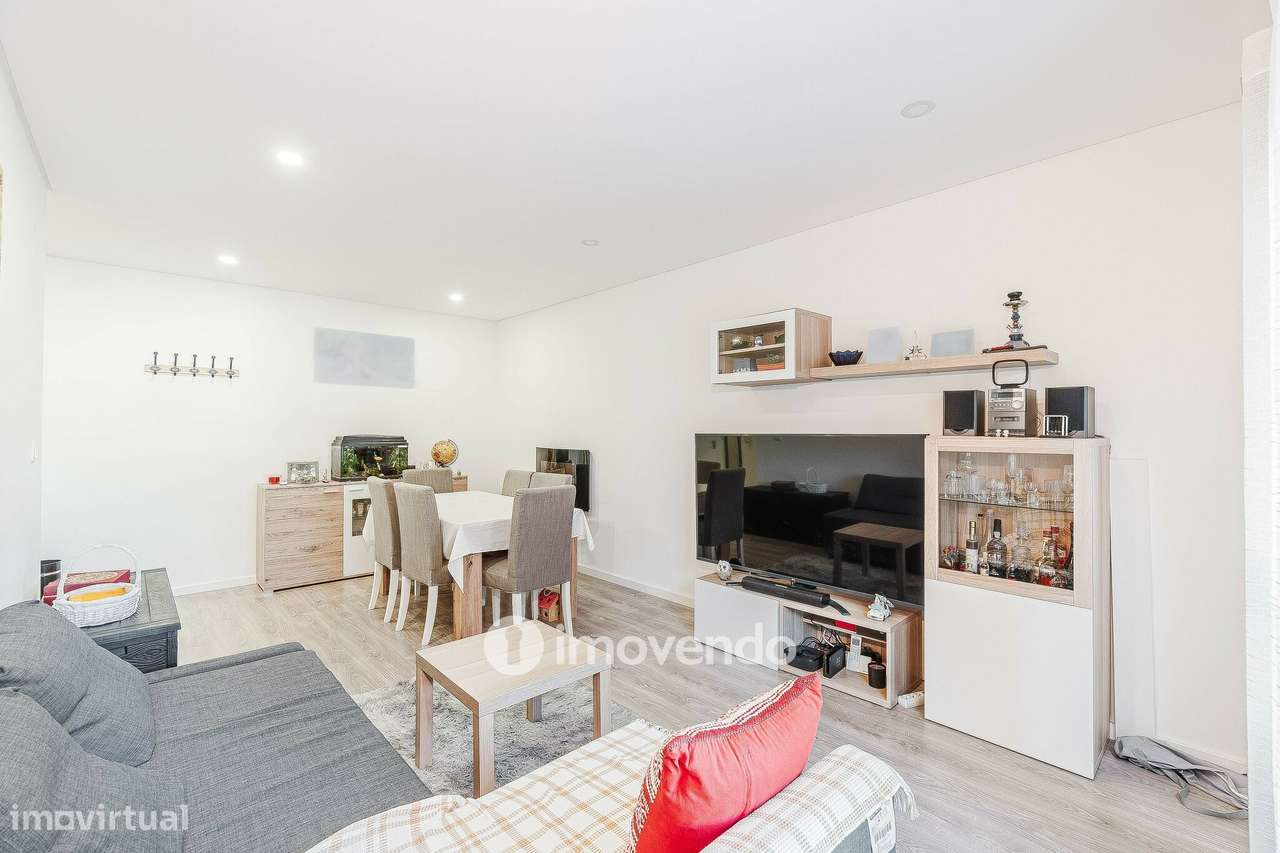 Apartamento T2, com áreas amplas e varanda, na Póvoa de Santa Iria-4