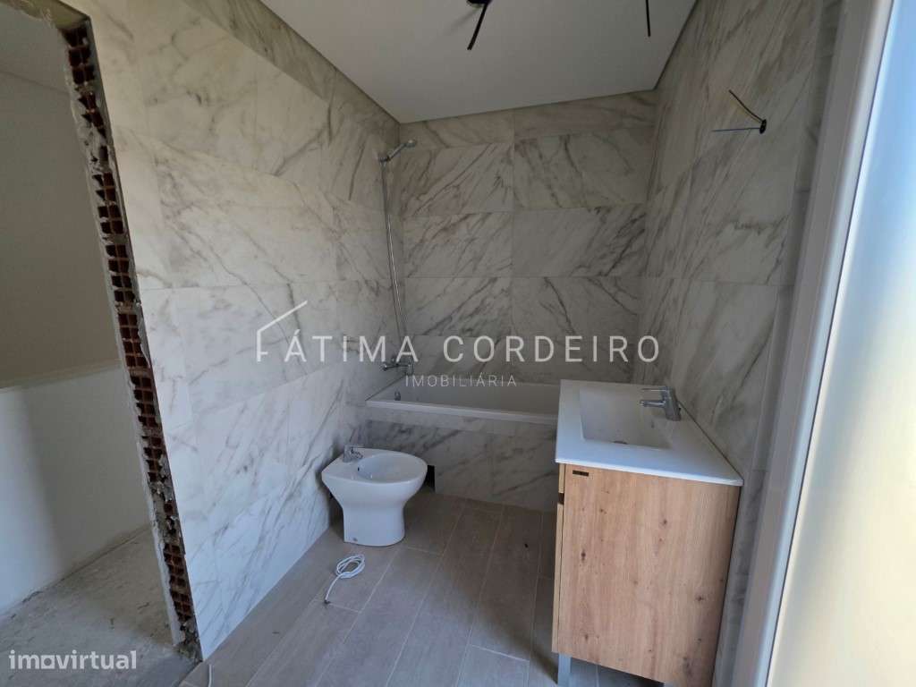 Moradia Geminada T4 com duas Suítes em fase final de acabamentos-18