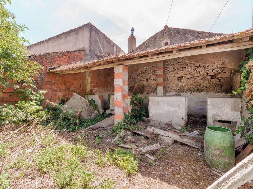 Moradia T3 para Restaurar / Projeto Aprovado / Alqueidão da Serra-12