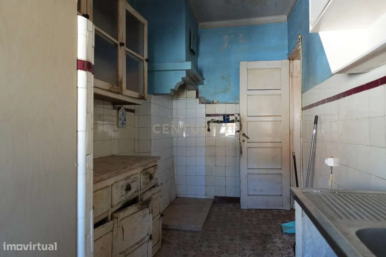Apartamento T2 para Recuperação em Almada, Cova da Piedade-12