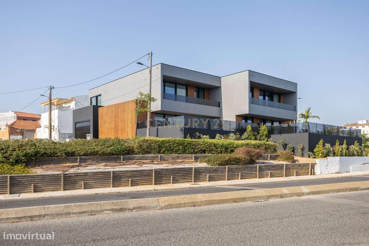 Moradia T4 de Luxo em Setúbal com Vista Rio e Serra-11