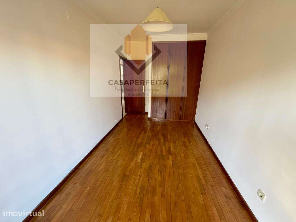 Fabuloso Apartamento T2 com Varanda e Box - Olival-8