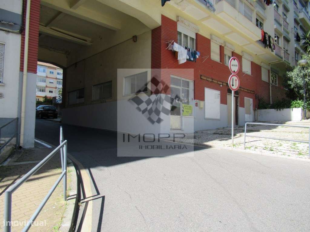 Loja com excelente localização na Reboleira-17