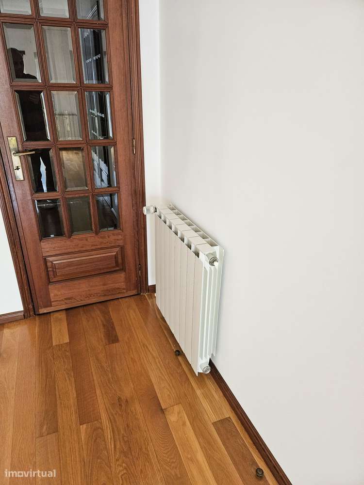 Moradia T5 com terraço e garagem, pronta a habitar-5