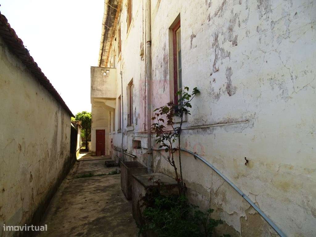 Prédio com 3 pisos por Recuperar - Grande imagem: 4/44