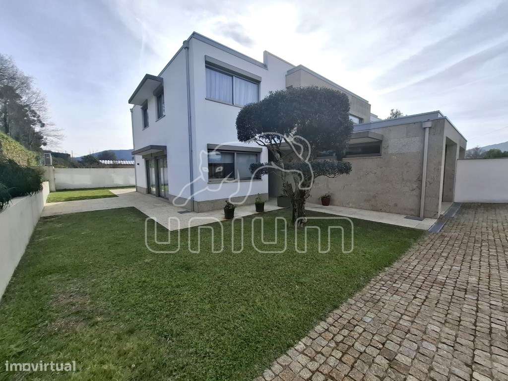 Fabulosa Moradia Geminada T3 com Jardim-29