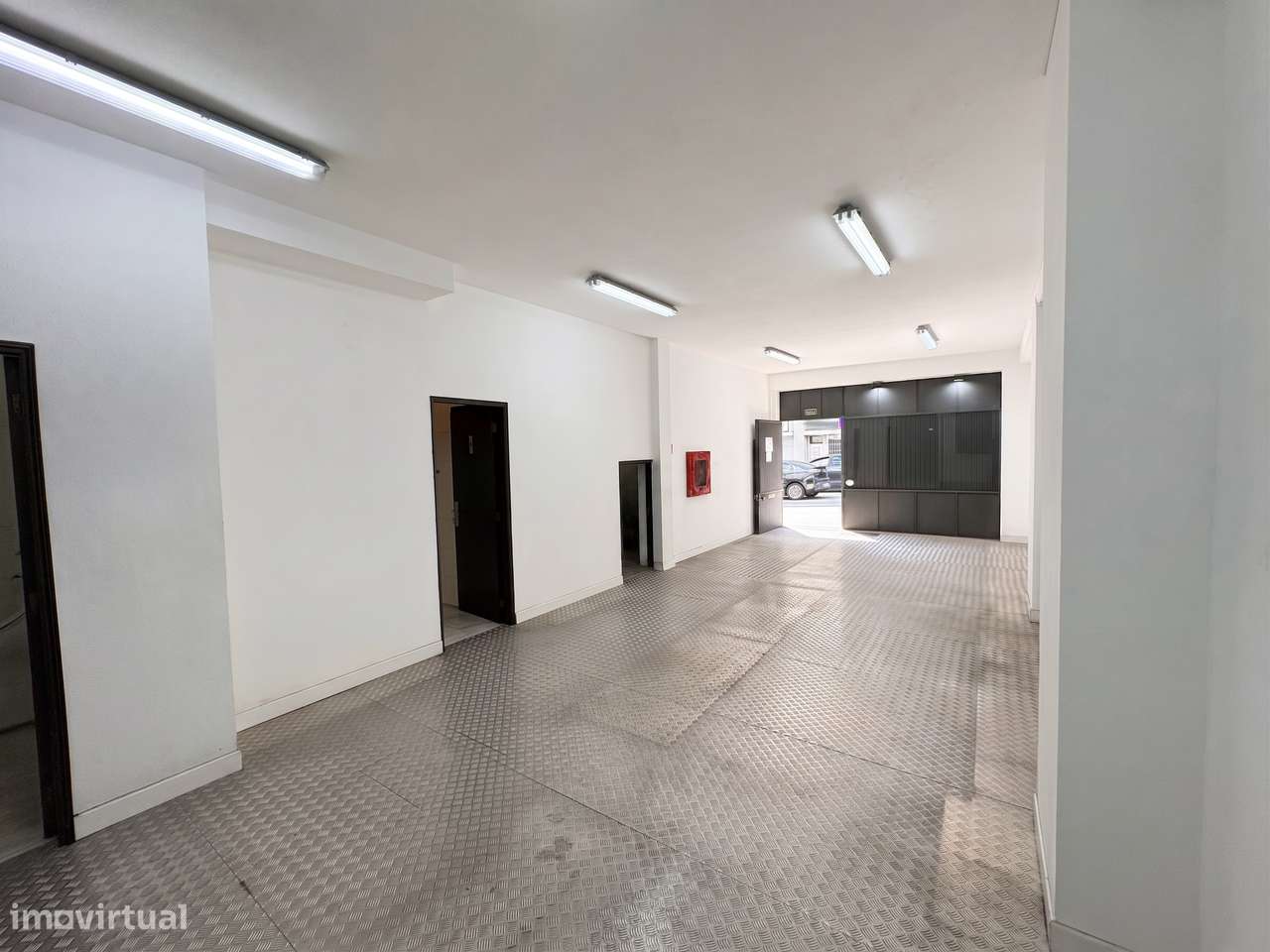 Loja comercial de 162 m2 com montra, no centro do Porto-10