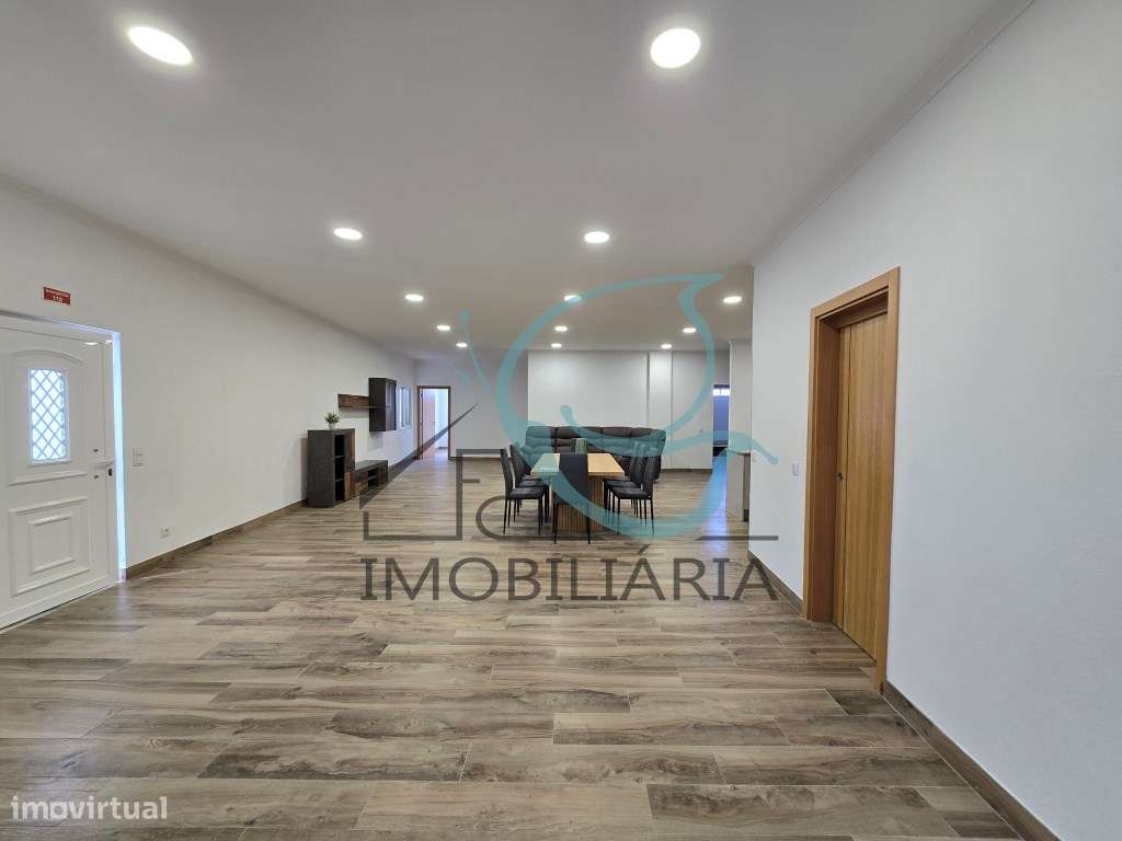 EXCLUSIVO - Excelente moradia de 2 pisos, com licença AL-5