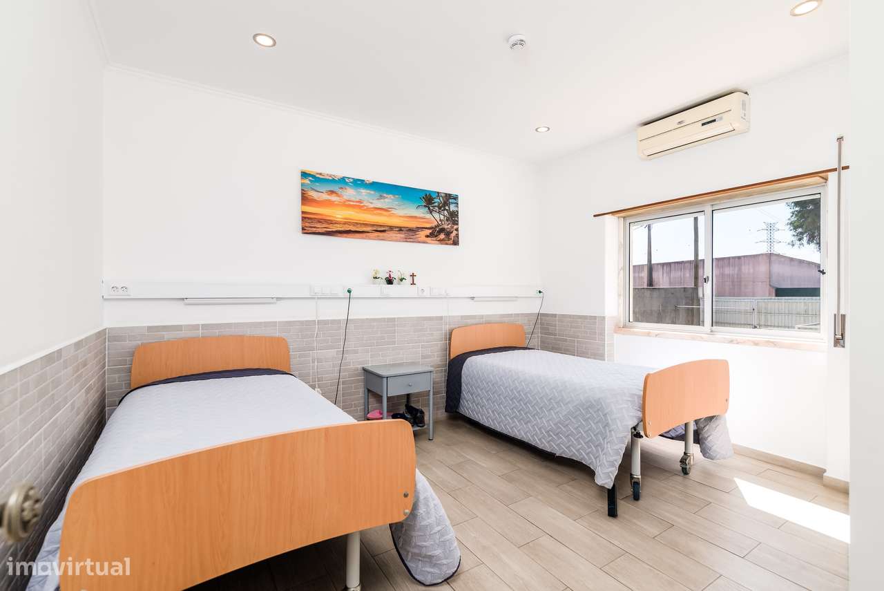 Moradia Espaçosa com Terreno, Vista Desafogada e Excelente Conforto-5