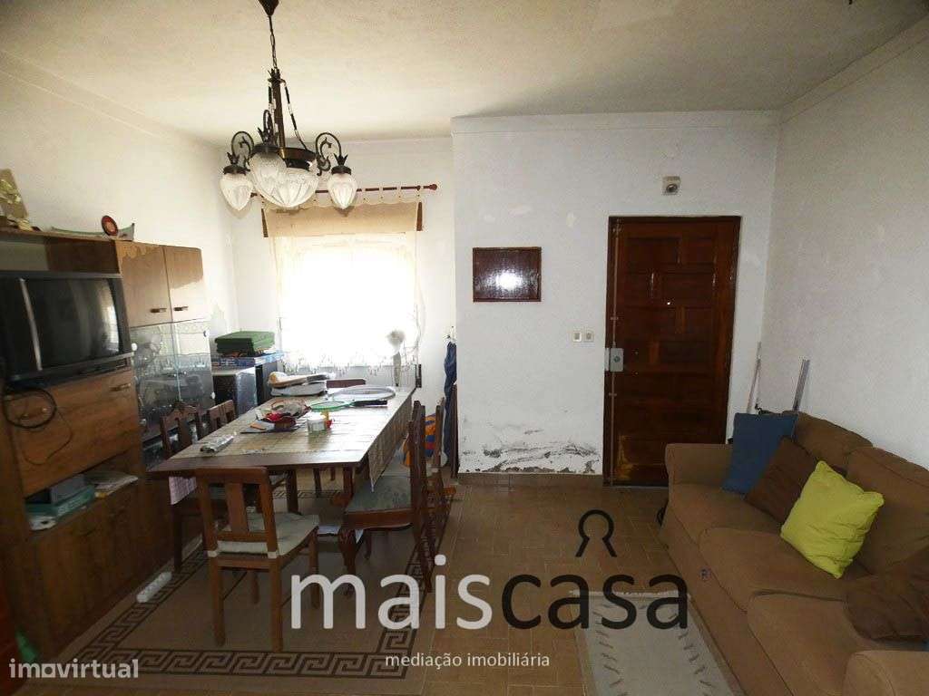 Moradia T2 com Quintal, Anexos e Garagem !-12