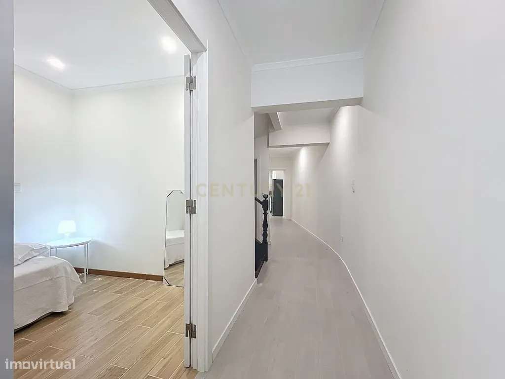 Moradia T5 Renovada no Centro de Ponta Delgada – Conforto, Estilo e Lo - Grande imagem: 2/37