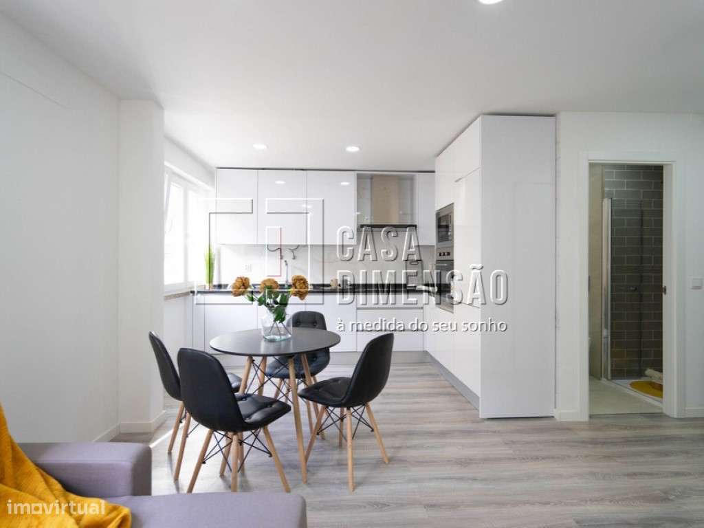 Apartamento de tipologia T3, com Varandas em Benfica!!-1