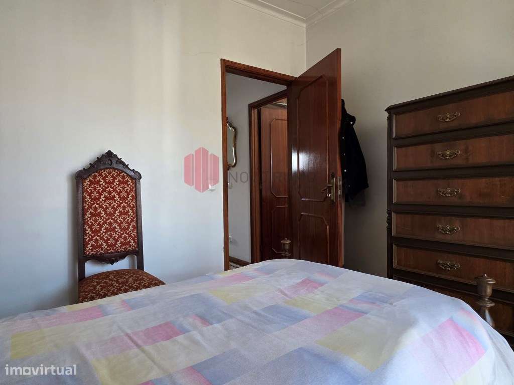 Moradia T3 de três frentes, com três pisos, anexos e garagem, inser...-17