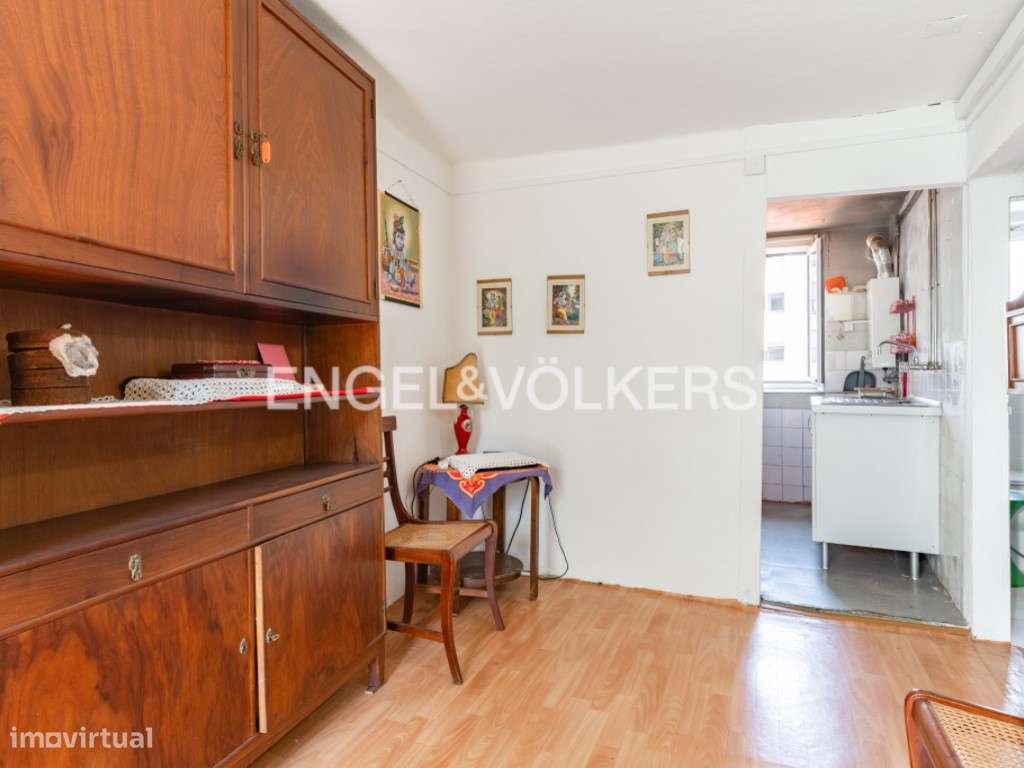 Moradia com Quintal para Remodelação na Prestigiada Zona da Estrela - Grande imagem: 3/30