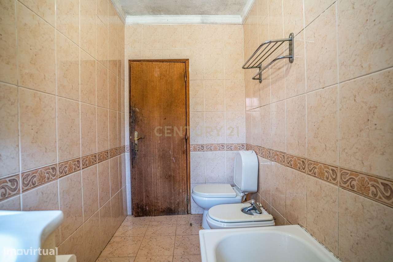 Propriedade composta por prédio, moradia e terreno em Salir do Porto-22