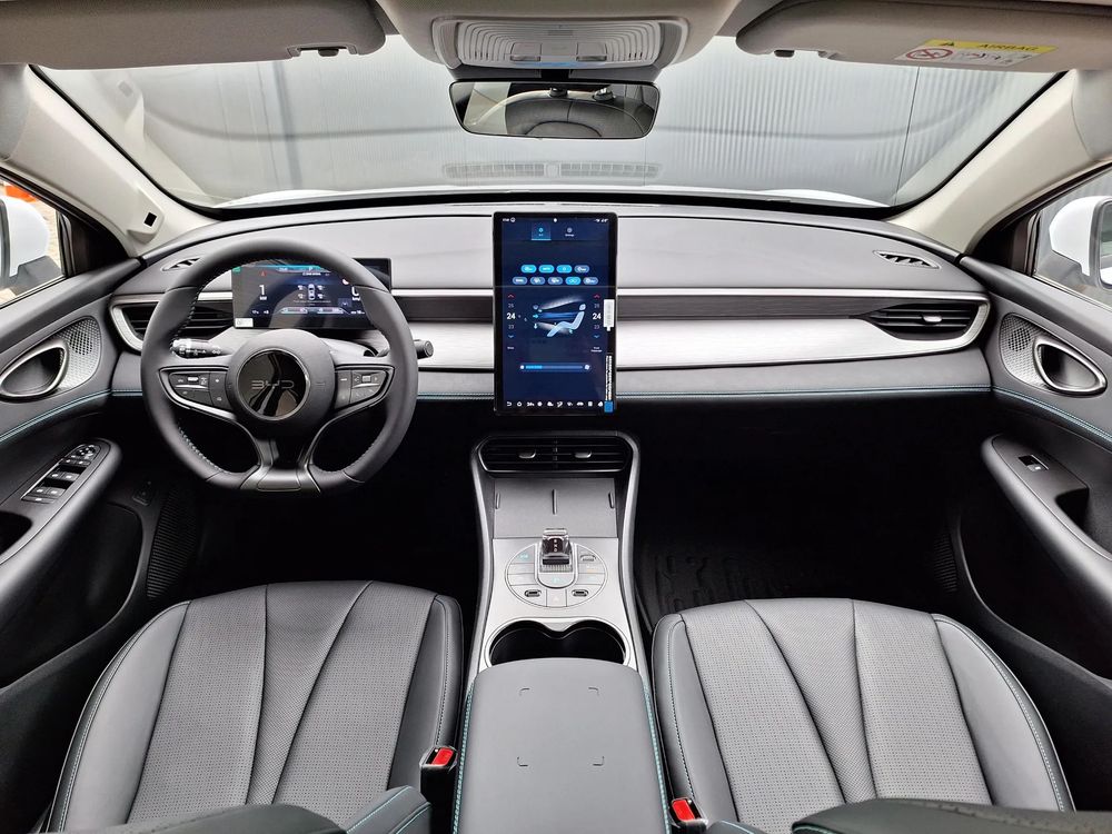 Zasięg 1050 km / Kamera cofania / Ekran 12,8 '' / Demo