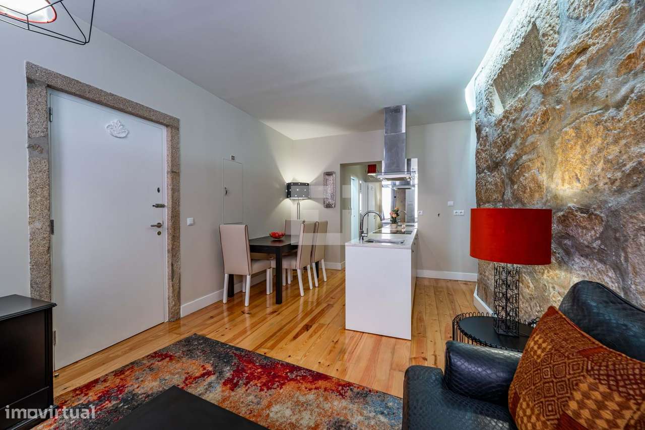 Apartamento T2  renovado e mobilado, com terraço, na Baixa do Porto - - Grande imagem: 2/16