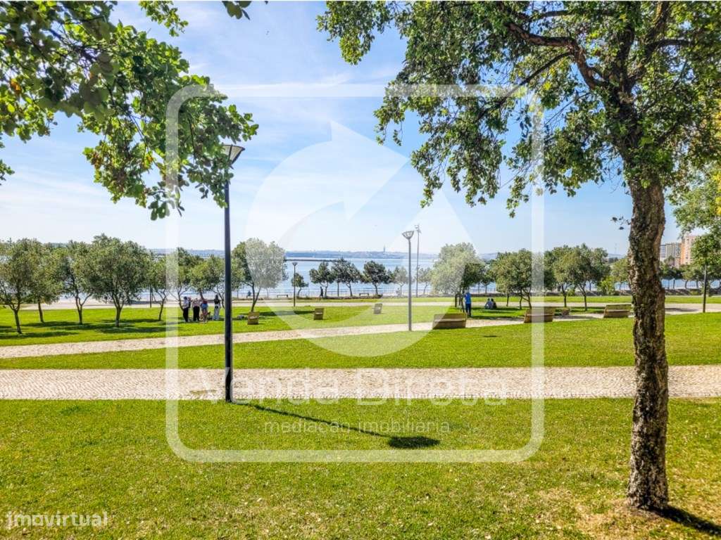 Moradia T4 Duplex com Logradouro perto da Estação Fluvial do Barreiro.-18