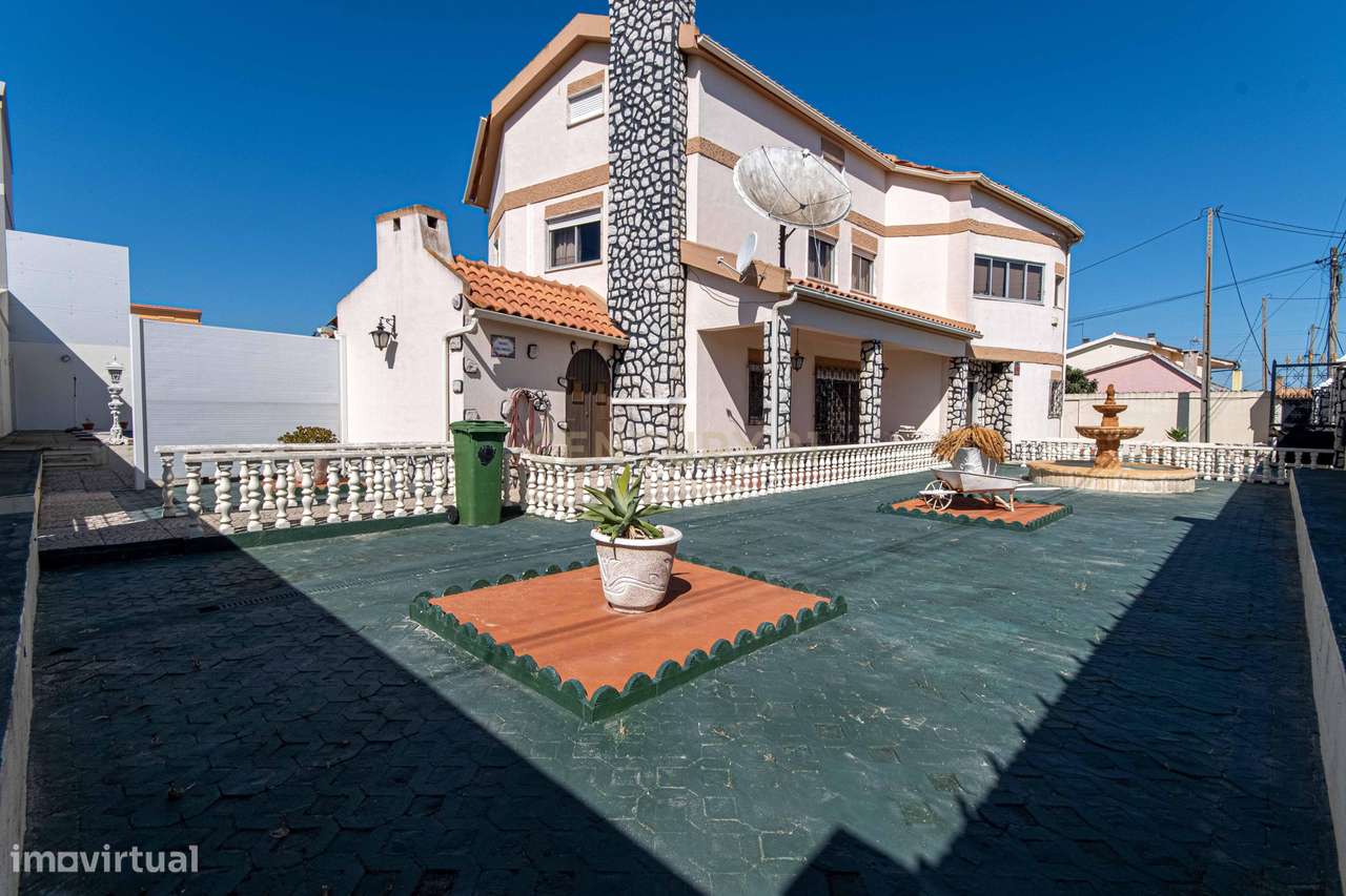 Moradia independente T4 + 4 com piscina, garagem e anexos lote de 1093 - Grande imagem: 3/60