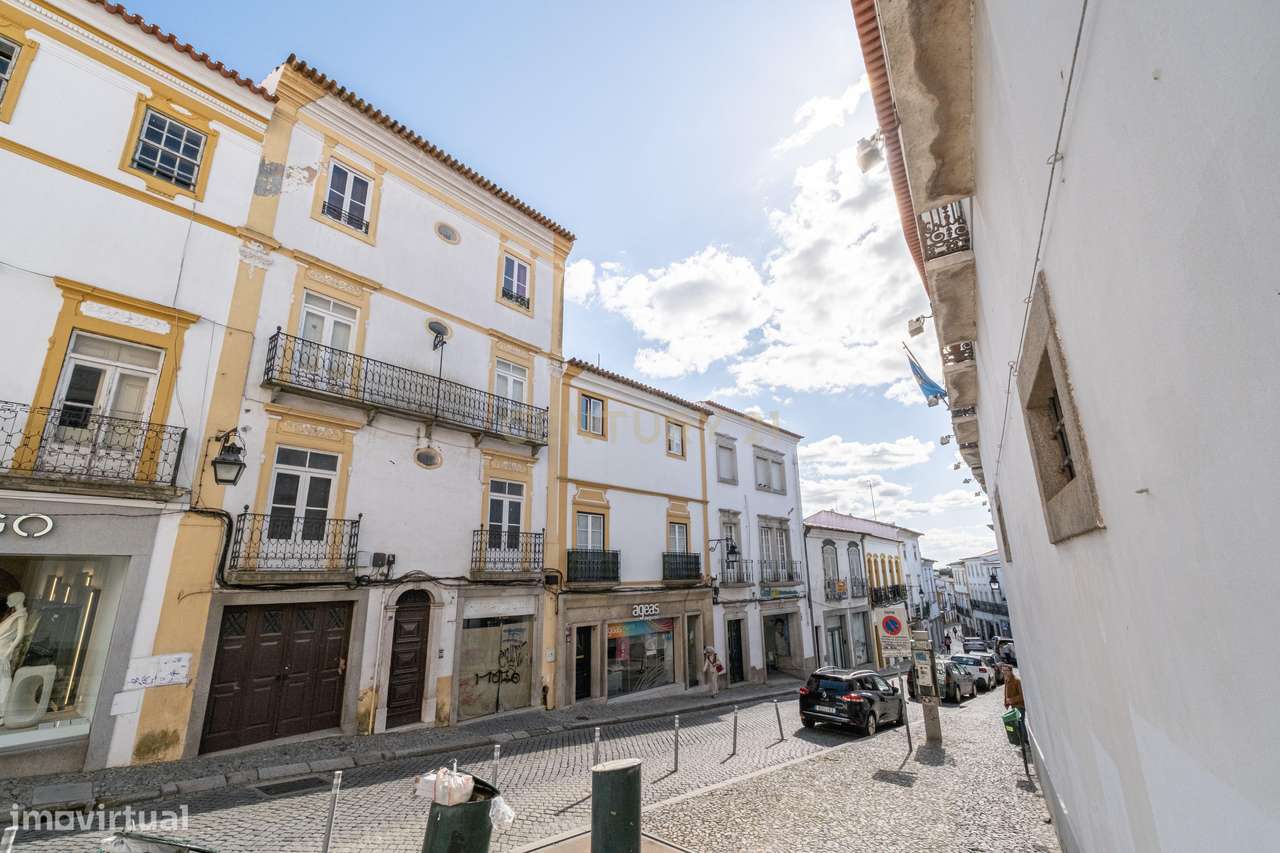 "Exclusiva Moradia Senhorial no Coração Histórico de Évora."-44